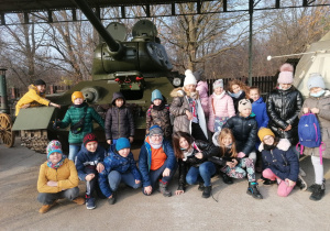Grupa dzieci na tle czołgu